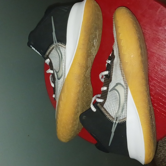 Nike Kyrie Flytrap IV basketball shoes - Picture 4 of 10